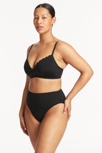 Load image into Gallery viewer, Scalloped D/Dd Moulded Cup Bralette Black