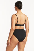 Load image into Gallery viewer, Scalloped D/Dd Moulded Cup Bralette Black