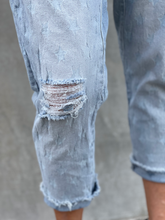 Load image into Gallery viewer, Faded Star Cropped Jean