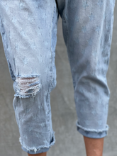 Load image into Gallery viewer, Faded Star Cropped Jean