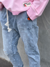 Load image into Gallery viewer, Faded Star Cropped Jean
