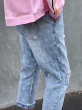 Load image into Gallery viewer, Faded Star Cropped Jean