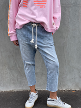 Load image into Gallery viewer, Faded Star Cropped Jean