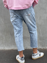 Load image into Gallery viewer, Faded Star Cropped Jean