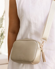 Load image into Gallery viewer, Ginger Metallic Crossbody Bag Gold