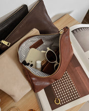 Load image into Gallery viewer, Louie Pouch - Saddle Chocolate