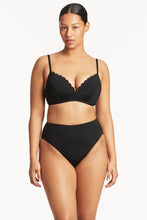 Load image into Gallery viewer, Scalloped D/Dd Moulded Cup Bralette Black