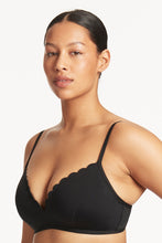 Load image into Gallery viewer, Scalloped D/Dd Moulded Cup Bralette Black