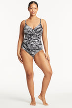 Load image into Gallery viewer, Pampas Twist Front Dd/E Cup One Piece Black