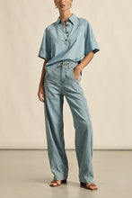 Load image into Gallery viewer, insinuate top - light chambray