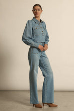 Load image into Gallery viewer, resonate top light washed denim
