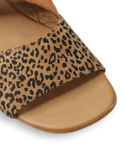 Load image into Gallery viewer, Alyssa - Scissors Metis Leopard/Coconut