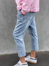 Load image into Gallery viewer, Faded Star Cropped Jean