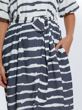 Load image into Gallery viewer, SHORT SLEEVE WAVE STRIPE